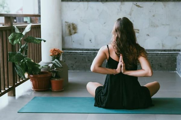 Quels sont les avantages des cours de yoga pour les personnes atteintes de sclérose en plaques?